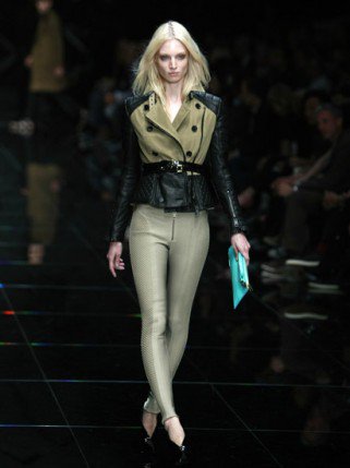 A vagány Burberry-lány -  -  - 2011 tavasz, Burberry, divat, 