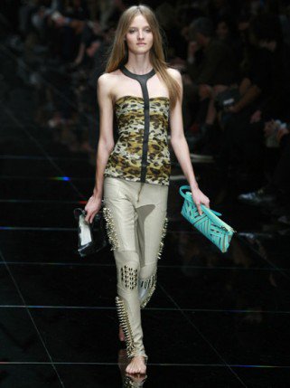 A vagány Burberry-lány -  -  - 2011 tavasz, Burberry, divat, 