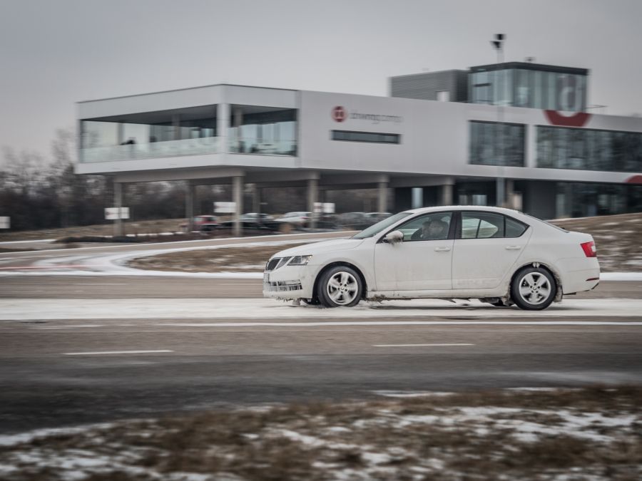 Télen is biztos kézzel a kormány mögött - Érdemes idejében felkészülni - STYLENEWS - Aktuális - drivingcamp, tél, tréning, vezetés, 