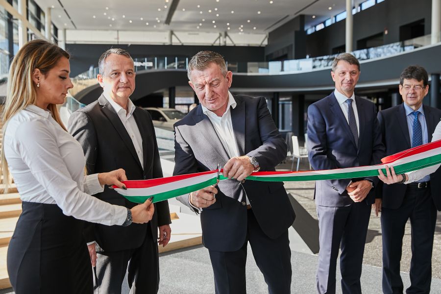 Megnyílt a világ egyik legmodernebb Mercedes-Benz márkakereskedése Budaörsön - STYLENEWS - Aktuális - autó, budaörs, hovány, mercedes, mercedes-benz, 