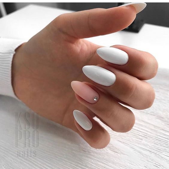 Top10: amikor a kevesebb több - minimál manikűr ötletek fehérrel - SZÉPSÉG -  - fehér, köröm, manikűr, minimál, ötletek, tél, 