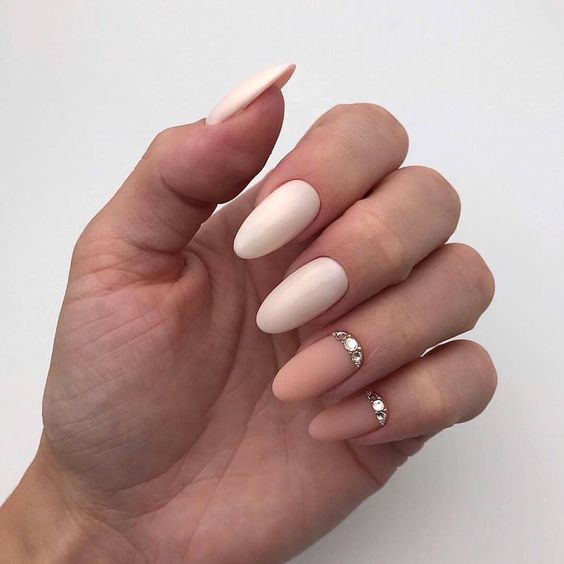 Top10: amikor a kevesebb több - minimál manikűr ötletek fehérrel - SZÉPSÉG -  - fehér, köröm, manikűr, minimál, ötletek, tél, 