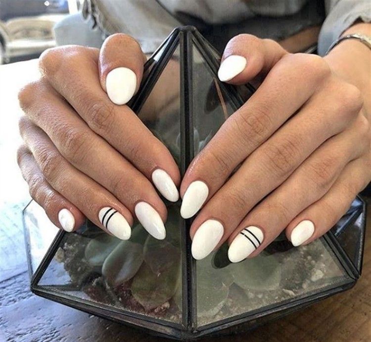 Top10: amikor a kevesebb több - minimál manikűr ötletek fehérrel - SZÉPSÉG -  - fehér, köröm, manikűr, minimál, ötletek, tél, 