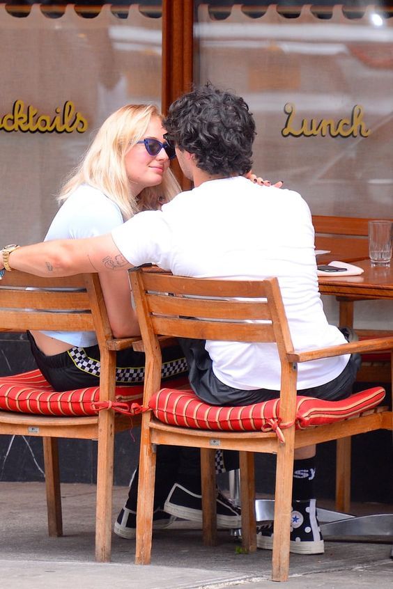 Joe Jones és Sophie Turner - A celebvilág kedvenc párja - DIVAT&STÍLUS - Celebrity - celebek, joe jonas, sophie turner, sztárok, 