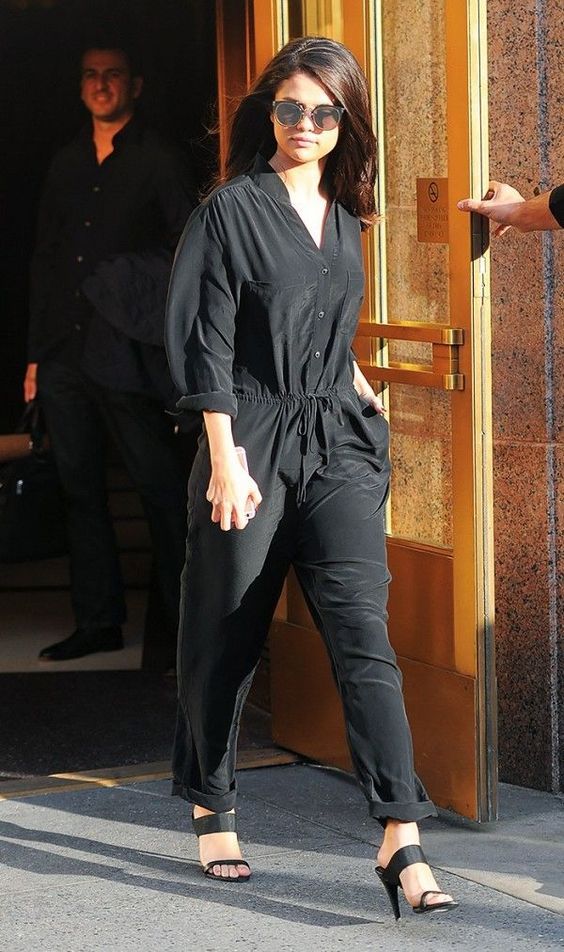 Stílusiskola: 10 tetőtől-talpig fekete outfit ötlet Selena Gomez-től - DIVAT&STÍLUS - Stílusiskola - divat, fekete, outfit, selena gomez, stílus, 
