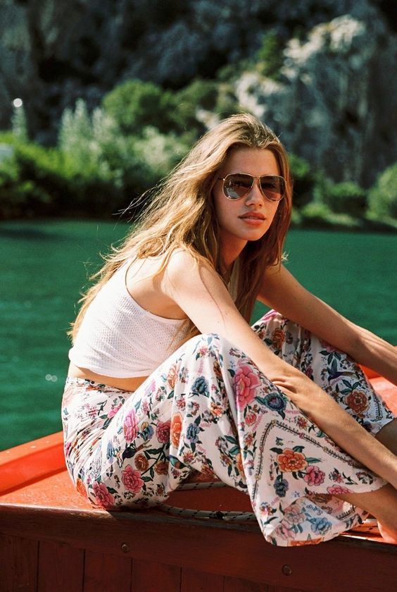 Stílusiskola: a legjobb outfit ötletek virágmintás nadrágokkal - DIVAT&STÍLUS - Stílusiskola - divat, outfit, stílus, virág, 