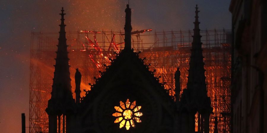 Tragédia és összefogás - Egész éjjel lángolt a párizsi Notre-Dame - STYLENEWS - Aktuális - notre-dame, párizs, tragédia, tűz, 