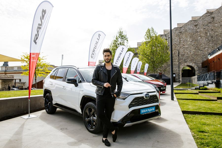 Király Viktor az elsők között váltott a vadonatúj hibrid Toyota RAV4-re - STYLENEWS - Aktuális - király viktor, nagykövet, toyota, toyota rav4, 