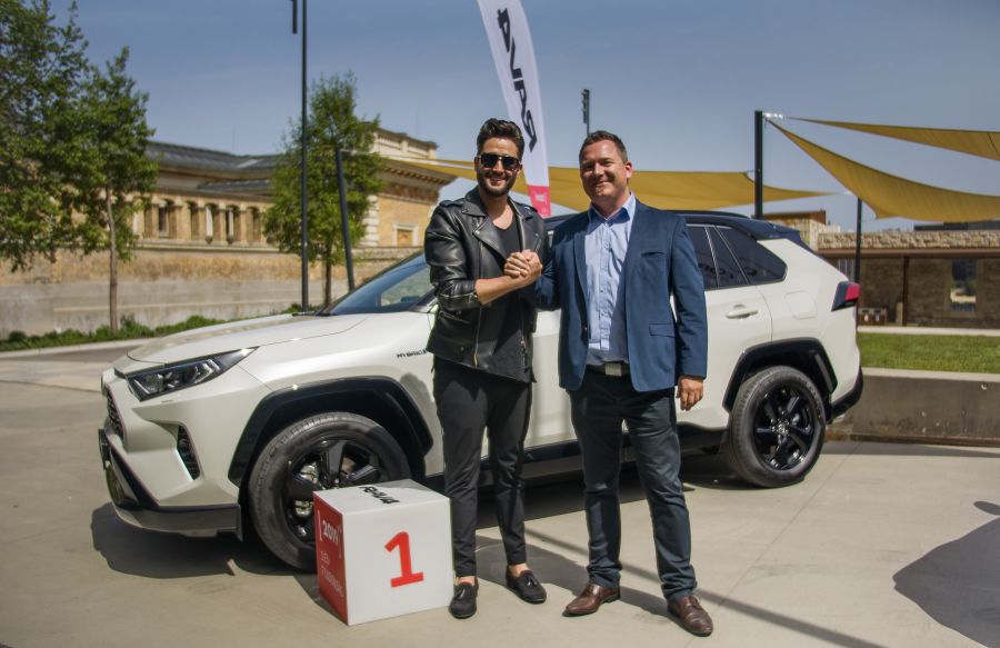 Király Viktor az elsők között váltott a vadonatúj hibrid Toyota RAV4-re - STYLENEWS - Aktuális - király viktor, nagykövet, toyota, toyota rav4, 