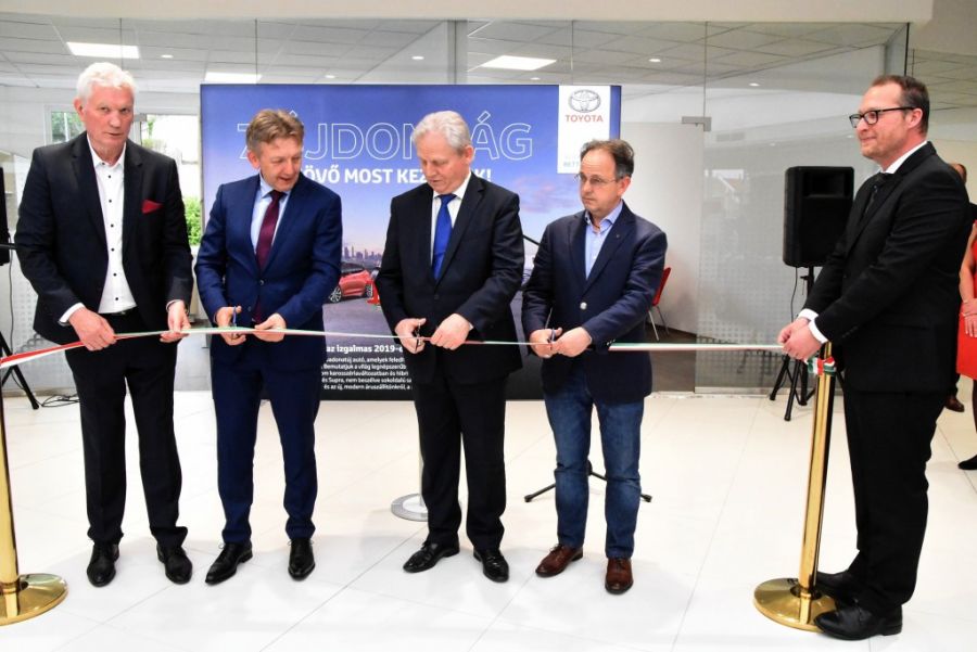 Az elmúlt tíz évben nem történt ilyen: Új Toyota szalon nyílt Budapesten - Mobility -  - autó, toyota, toyota sakura, 