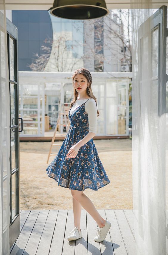 Stílusiskola: így viselj laza virágos ruhákat - DIVAT&STÍLUS - Stílusiskola - divat, minta, nyár, outfit, virág, virágos ruha, 