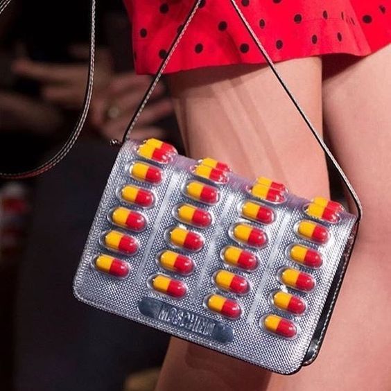 Stílusiskola: elő a meghökkentő táskákkal! - DIVAT&STÍLUS - Stílusiskola - divat, furcsa, szex és new york, táska, 