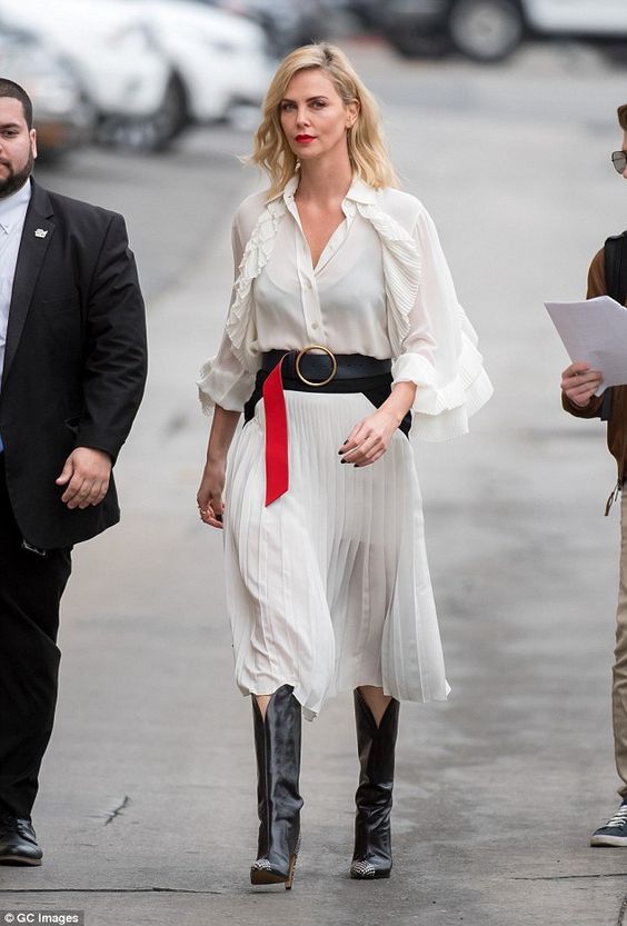 Top10: Charlize Theron lehegerlő stílusa - DIVAT&STÍLUS - Stílusiskola - charlize theron, divat, stílus, színésznő, 