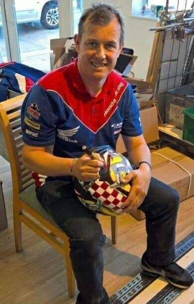 Állatokon segíthetnek, akik licitálnak a John McGuinness által aláírt sisakra - STYLENEWS - Rendezvények - állatok, john mcguinness, licit, szurkolók az állatokért, 