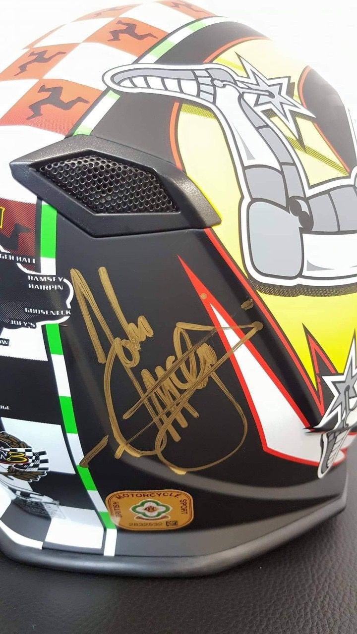 Állatokon segíthetnek, akik licitálnak a John McGuinness által aláírt sisakra - STYLENEWS - Rendezvények - állatok, john mcguinness, licit, szurkolók az állatokért, 