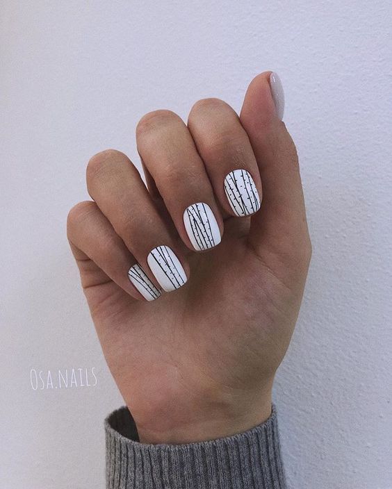 Top10: visszafogott mintás manikűr ötletek az őszi szezonra - SZÉPSÉG -  - köröm, manikűr, minta, mintás köröm, ősz, 