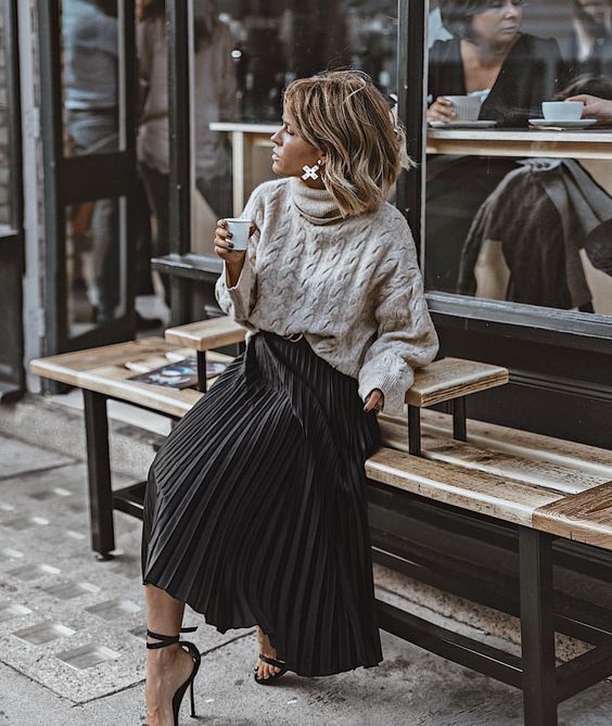 Stílusiskola: így viselj pliszírozott szoknyát kötött pulcsival - DIVAT&STÍLUS - Stílusiskola - divat, kötött pulcsi, outfit, ősz, pliszírozott szoknya, stílus, 