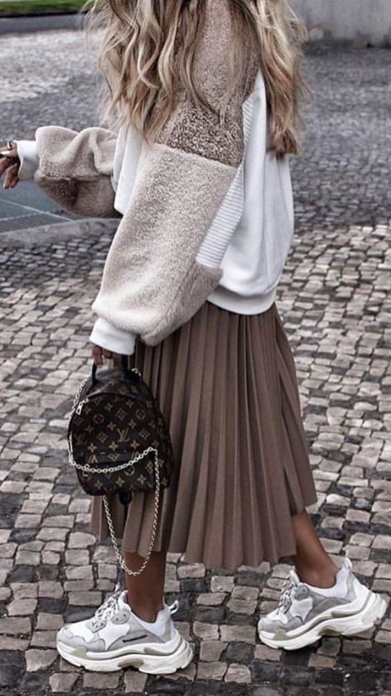 Stílusiskola: így viselj pliszírozott szoknyát kötött pulcsival - DIVAT&STÍLUS - Stílusiskola - divat, kötött pulcsi, outfit, ősz, pliszírozott szoknya, stílus, 