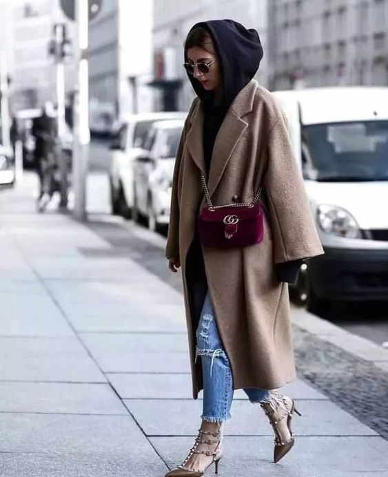 Stílusiskola: így viselj kapucnis pulcsikat szövetkabáttal - DIVAT&STÍLUS - Stílusiskola - divat, kapucnis pulcsi, outfit, stílus, szövet kabát, 