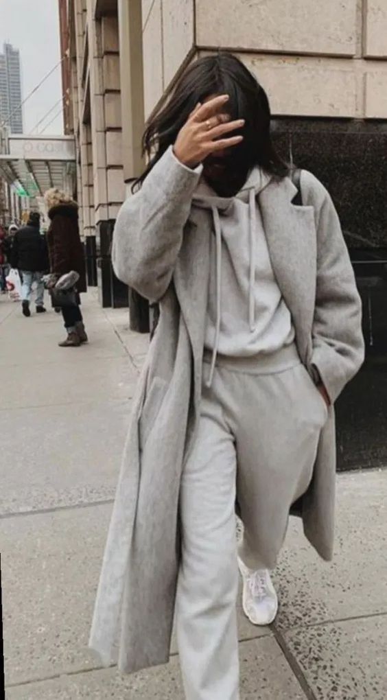 Stílusiskola: így viselj kapucnis pulcsikat szövetkabáttal - DIVAT&STÍLUS - Stílusiskola - divat, kapucnis pulcsi, outfit, stílus, szövet kabát, 