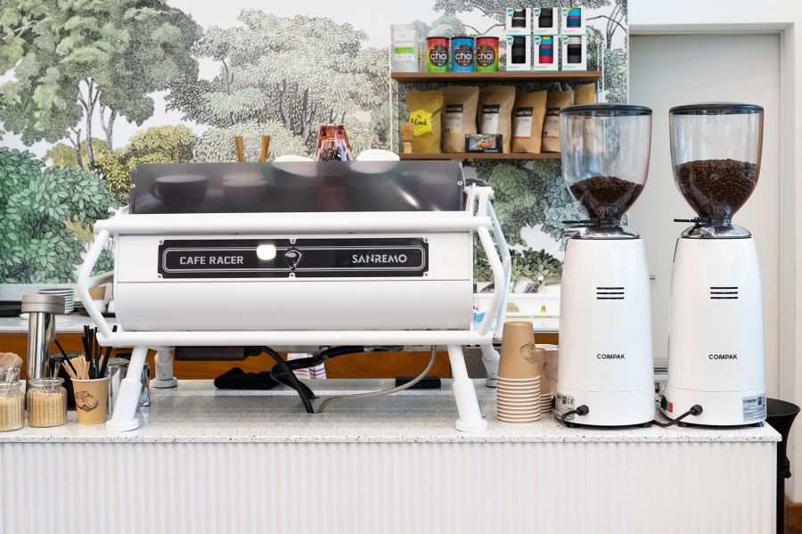 Specialty vonal és egy autókereskedés - Isetta Coffee Bar a Wallis Motor Pest szalonjában - Gasztronómia -  - bar, coffee, isetta, wallis, 