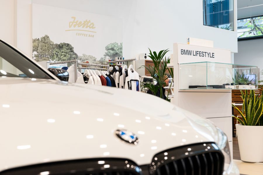 Specialty vonal és egy autókereskedés - Isetta Coffee Bar a Wallis Motor Pest szalonjában - Gasztronómia -  - bar, coffee, isetta, wallis, 