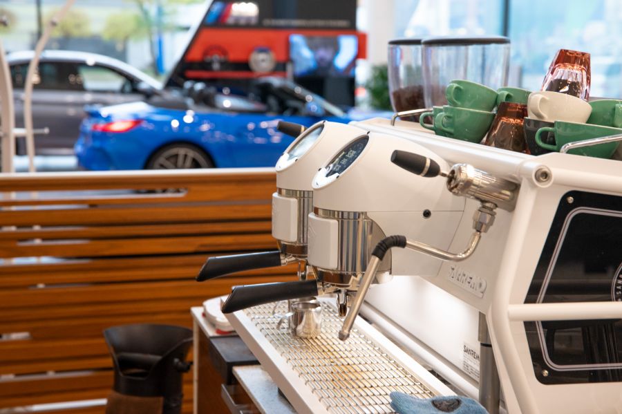 Specialty vonal és egy autókereskedés - Isetta Coffee Bar a Wallis Motor Pest szalonjában - Gasztronómia -  - bar, coffee, isetta, wallis, 