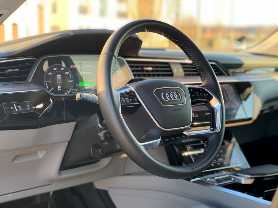 'Olyan volt, mint egy villámcsapás...' - Létezik szerelem első látásra! - STYLENEWS - Mobility - audi, audi e-tron, autó, teszt, 