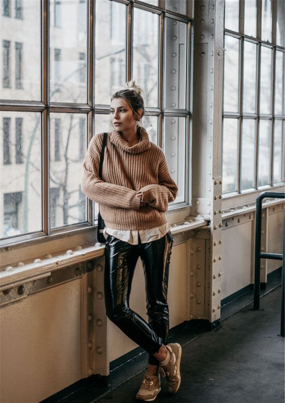 Stílusiskola: így viselj télen bőrnadrágokat - DIVAT&STÍLUS - Stílusiskola - bőrnadrág, nadrág, outfit, tél, 