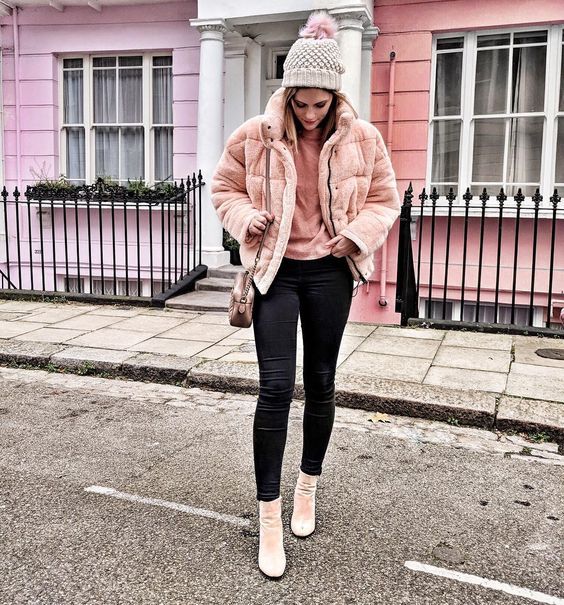 Stílusiskola: így viseld télen a púderrózsaszínt - DIVAT&STÍLUS - Stílusiskola - divat, outfit, púderrózsaszín, rózsaszín, stílus, 
