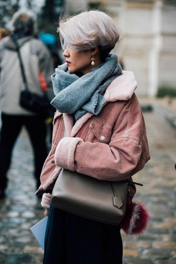 Stílusiskola: így viseld télen a púderrózsaszínt - DIVAT&STÍLUS - Stílusiskola - divat, outfit, púderrózsaszín, rózsaszín, stílus, 