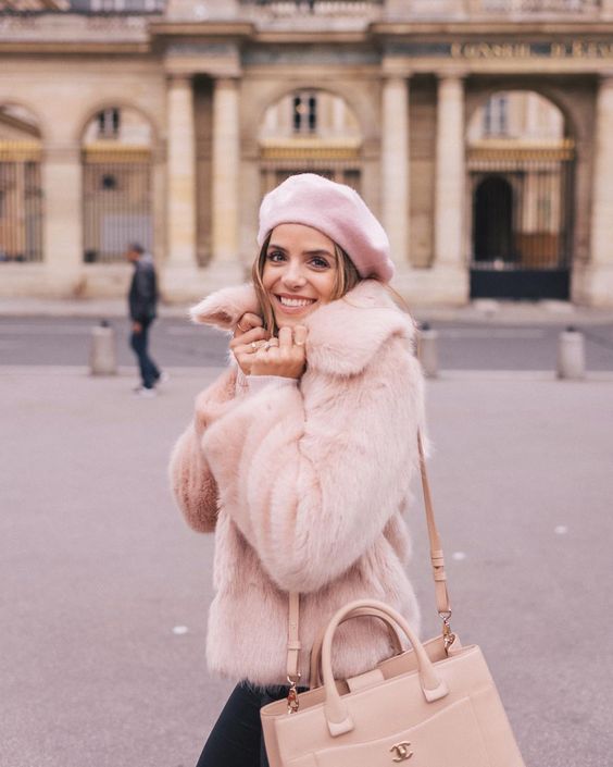 Stílusiskola: így viseld télen a púderrózsaszínt - DIVAT&STÍLUS - Stílusiskola - divat, outfit, púderrózsaszín, rózsaszín, stílus, 