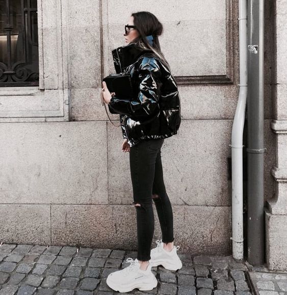 Stílusiskola: fekete szettek fehér cipőkkel - DIVAT&STÍLUS - Stílusiskola - divat, fehér cipő, fekete, outfit, stílus, 