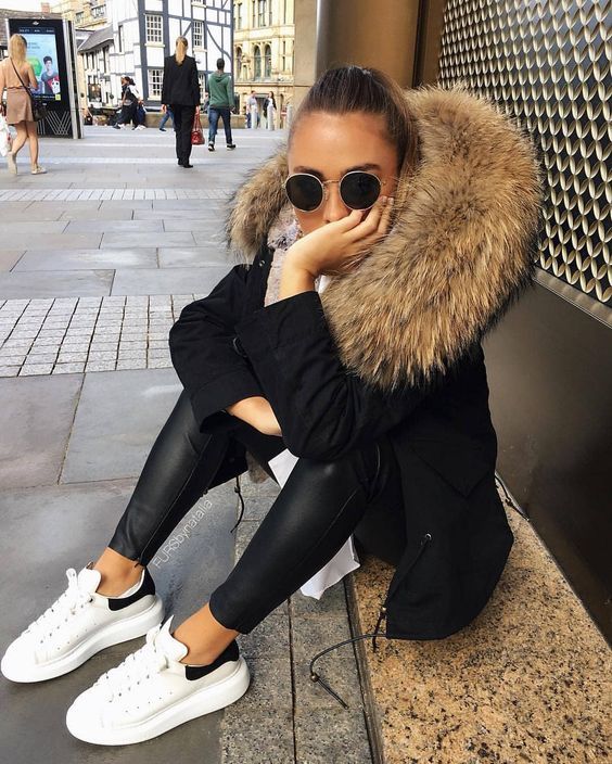 Stílusiskola: fekete szettek fehér cipőkkel - DIVAT&STÍLUS - Stílusiskola - divat, fehér cipő, fekete, outfit, stílus, 