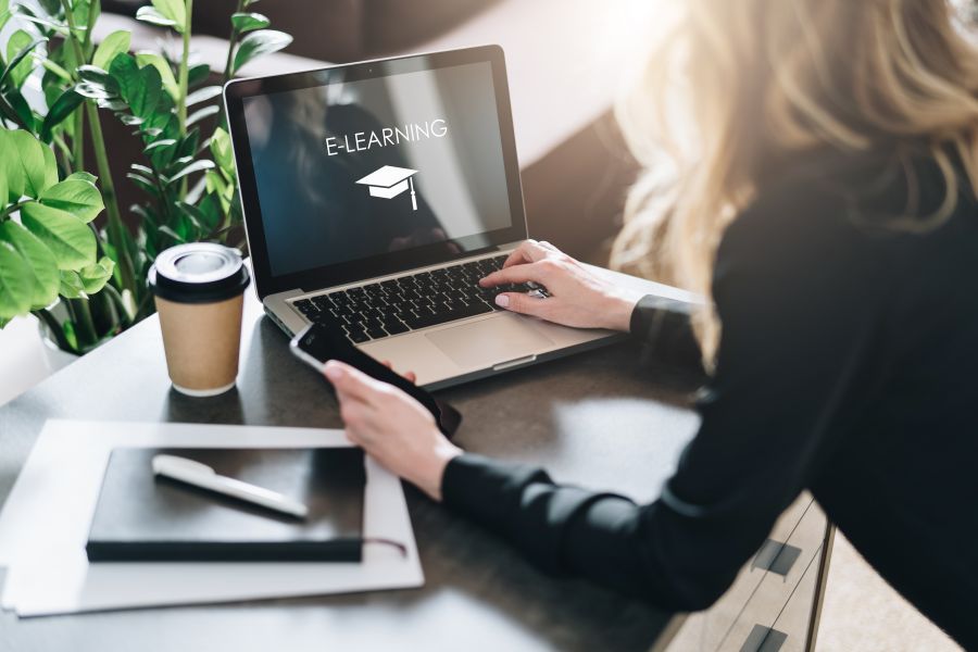 Hasznos tippek, hogy előnyünkre fordítsuk a bezártságot! – Mit tanuljunk online home office idején? - STYLENEWS - Aktuális - home office, karantén, tanulás, világjárvány, 