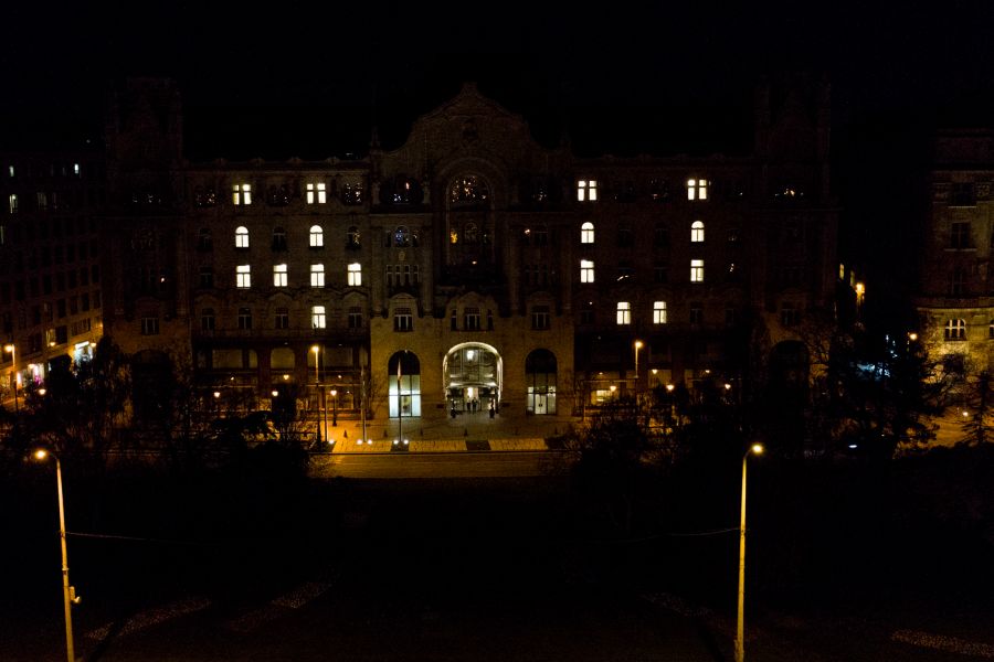 Budapest üres szállodák kivilágított ablakain keresztül üzen a világ nagyvárosainak - STYLENEWS - Aktuális - egészségügy, kivilágított lánchíd, magyarország, 