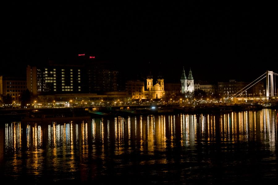 Budapest üres szállodák kivilágított ablakain keresztül üzen a világ nagyvárosainak - STYLENEWS - Aktuális - egészségügy, kivilágított lánchíd, magyarország, 