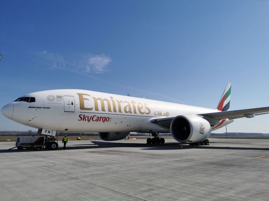 Folyamatosan szállítja az arcmaszkokat és orvosi felszereléseket Budapestre az Emirates SkyCargo - STYLENEWS - Aktuális - emirates, emirates skycargo, 