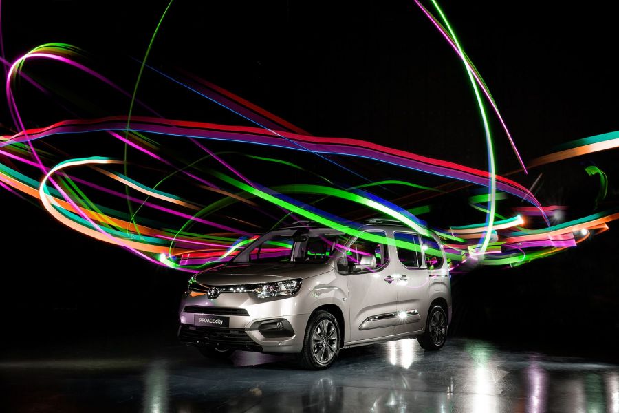 KÜLÖNLEGES HAZAI MŰVÉSZETI PROJEKT FŐSZEREPLŐJE VOLT A VADONATÚJ TOYOTA PROACE CITY VERSO - STYLENEWS - Mobility - fotópályázat, toyota, 