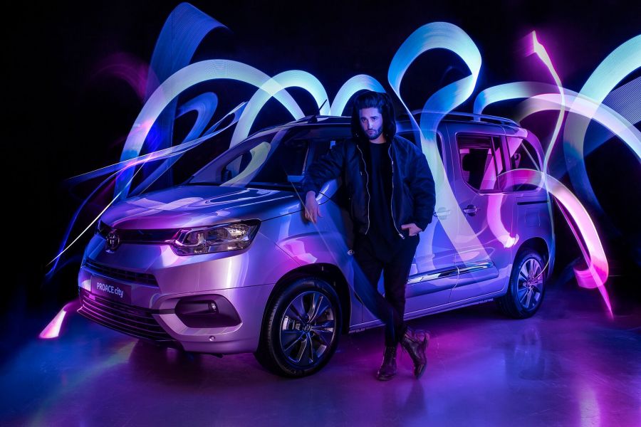 KÜLÖNLEGES HAZAI MŰVÉSZETI PROJEKT FŐSZEREPLŐJE VOLT A VADONATÚJ TOYOTA PROACE CITY VERSO - STYLENEWS - Mobility - fotópályázat, toyota, 