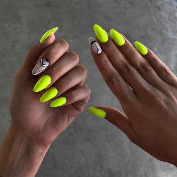 Top10: neon színű manikűr ötletek, melyek segítenek a nyárra hangolódni - DIVAT&STÍLUS - Stílusiskola - manikűr, neon, neon színek, nyár, 