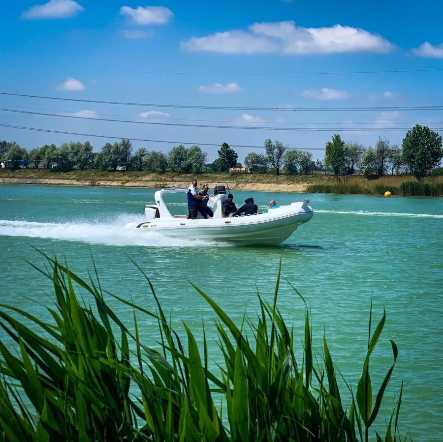 Kiss Norbi is vízre szállt – BRP Evinrude E-TECH G2 300 teszt - Mobility -  - brp, brp evinrude, csónak, csónakmotor, kiss norbert, teszt, 