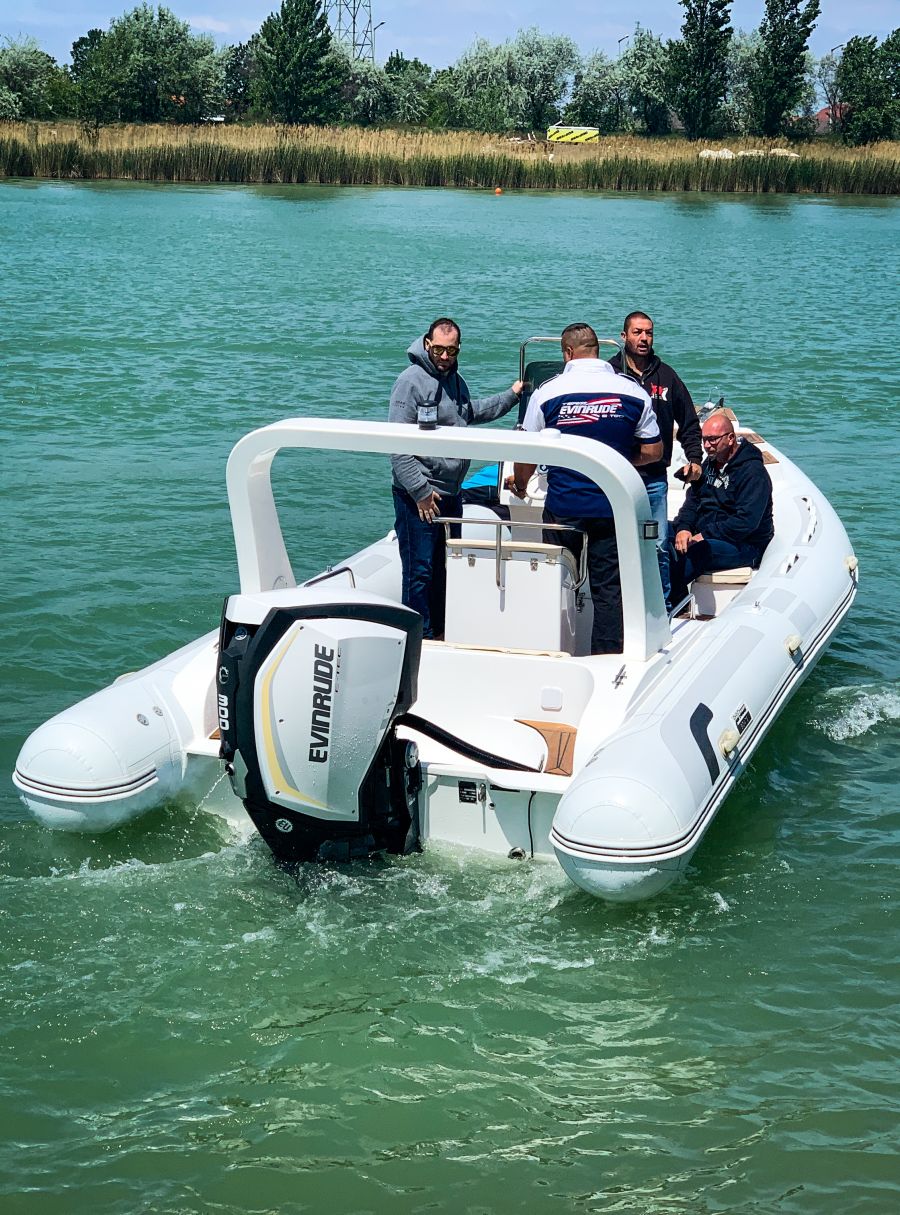 Kiss Norbi is vízre szállt – BRP Evinrude E-TECH G2 300 teszt - Mobility -  - brp, brp evinrude, csónak, csónakmotor, kiss norbert, teszt, 