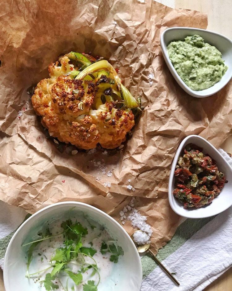 Egészben sült karfiol, isteni szószokkal (zöld tahini, zöldfűszeres joghurt) - STYLELIFE - Gasztronómia - főzés, gasztronómia, karfiol, receptek, 