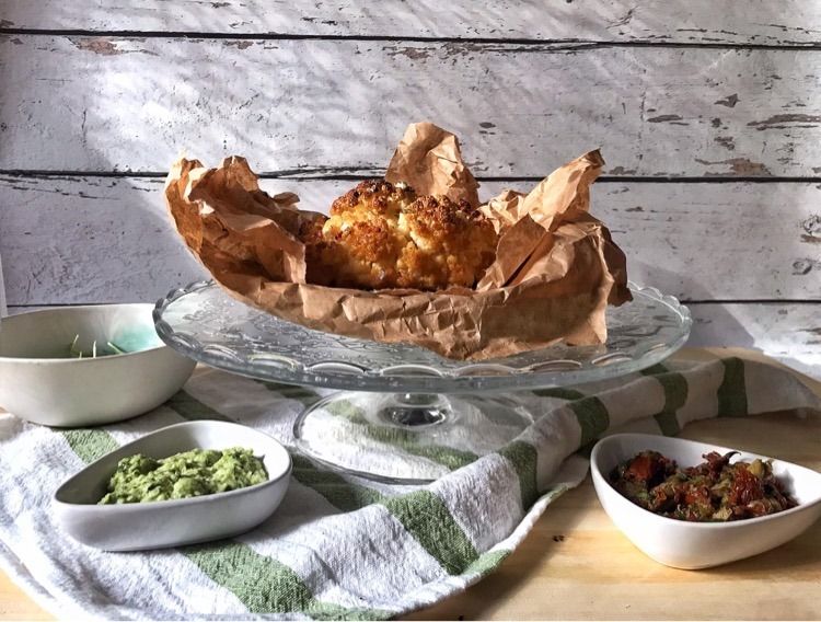 Egészben sült karfiol, isteni szószokkal (zöld tahini, zöldfűszeres joghurt) - STYLELIFE - Gasztronómia - főzés, gasztronómia, karfiol, receptek, 