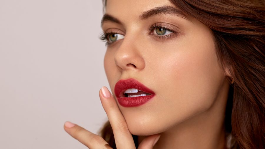 Az ősz uralkodó sminktrendjei - SZÉPSÉG - Smink  - füstös szem, matt ajkak, őszi sminktrend, tusvonal, 