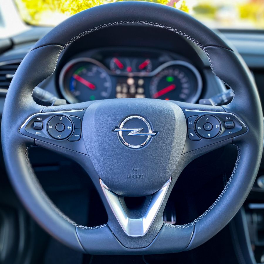 Melyik öltönyt válasszam?  - Opel Grandland X 4Hybrid - STYLENEWS - Mobility - opel grandland x 4hybrid teszt, opel grandland x teszt, opel grandlang x teszt, opel hybrid teszt, opel teszt, 