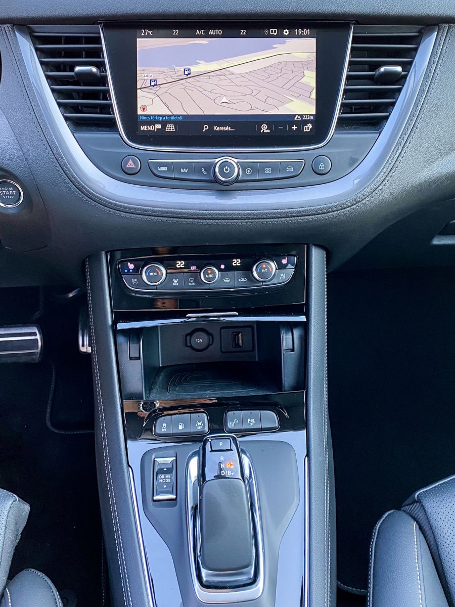 Melyik öltönyt válasszam?  - Opel Grandland X 4Hybrid - STYLENEWS - Mobility - opel grandland x 4hybrid teszt, opel grandland x teszt, opel grandlang x teszt, opel hybrid teszt, opel teszt, 