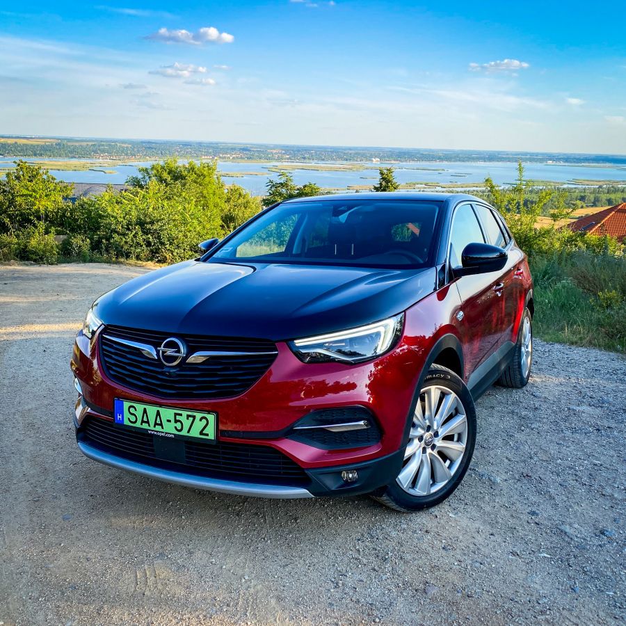 Melyik öltönyt válasszam?  - Opel Grandland X 4Hybrid - STYLENEWS - Mobility - opel grandland x 4hybrid teszt, opel grandland x teszt, opel grandlang x teszt, opel hybrid teszt, opel teszt, 