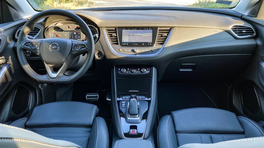 Melyik öltönyt válasszam?  - Opel Grandland X 4Hybrid - STYLENEWS - Mobility - opel grandland x 4hybrid teszt, opel grandland x teszt, opel grandlang x teszt, opel hybrid teszt, opel teszt, 